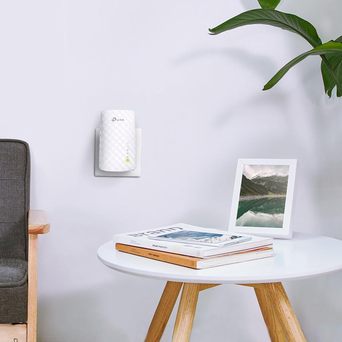 TP-Link RE200 AC750 Universal Dual Band Range Extender, Broadband/Wi-Fi Extender, Wi-Fi Booster/Hotspot with Ethernet Port, Plug and Play, Smart Signal Indicator, UK Plug