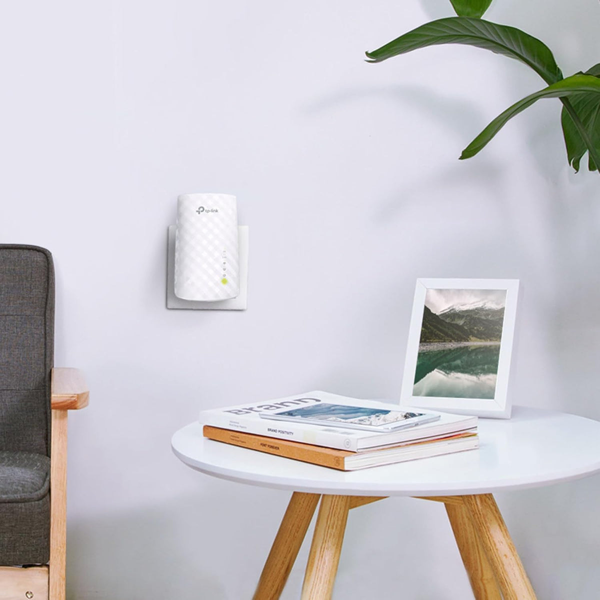 TP-Link RE200 AC750 Universal Dual Band Range Extender, Broadband/Wi-Fi Extender, Wi-Fi Booster/Hotspot with Ethernet Port, Plug and Play, Smart Signal Indicator, UK Plug