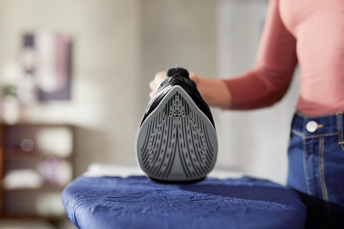 Philips Steam Iron 2600W, 45g/min Continuous Steam, 200g Steam Boost — black